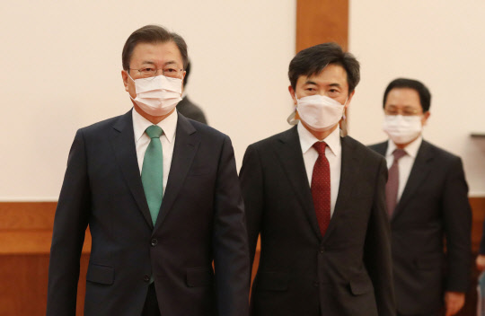 문재인 대통령이 23일 오후 청와대에서 이현주 변호사에게 세월호참사 진상규명 특별검사 임명장을 수여한 뒤 환담장으로 이동하고 있다. <연합뉴스>